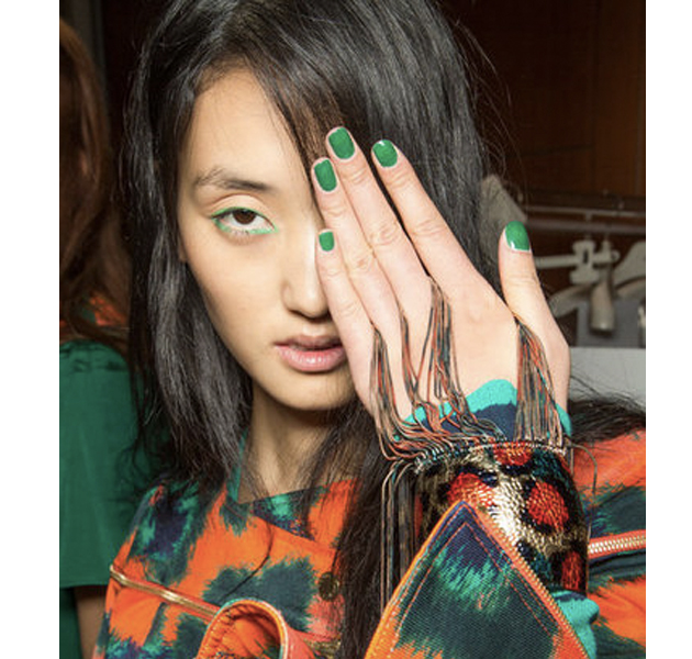 Kenzo apuesta por el color verde en uñas