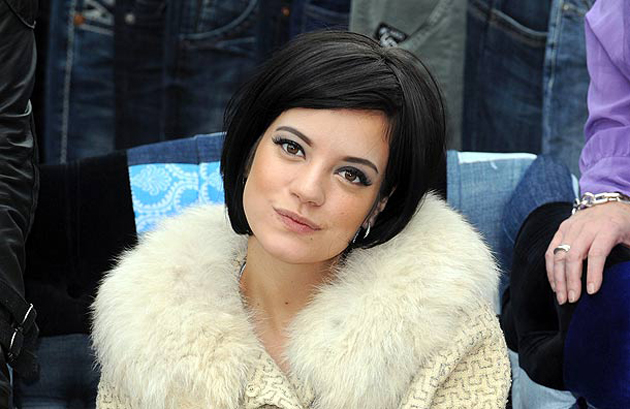 Lily Allen también se atrevió con la manicura Halloween