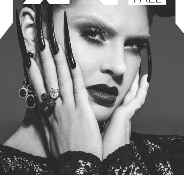 Las uñas XL de Kelly Osbourne en la portada de Fault