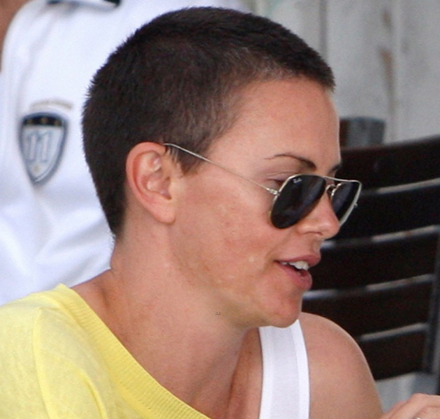  Charlize Theron con la cabeza rapada 