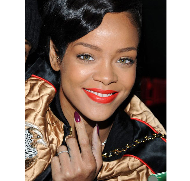 Rihanna complementa su manicura morada con labios naranjas 
