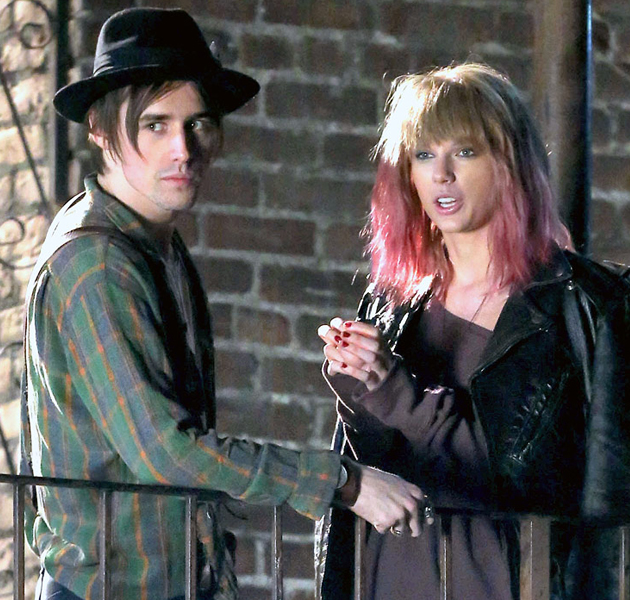Taylor Swift con el pelo rosa en el rodaje de su nuevo clip 