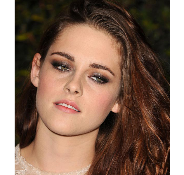 Kristen Stewart con sombras smokey en los Governors Awards 