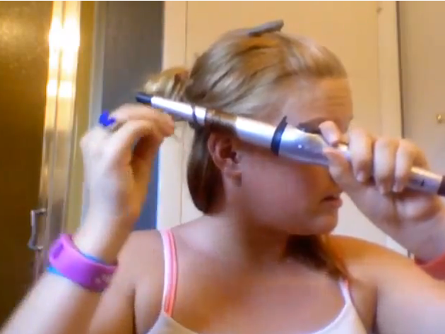 Imprescindible: El video tutorial en el que una chica se quema el pelo con unas tenacillas  