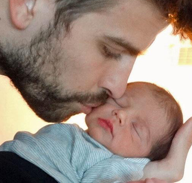 Shakira y Gerard Piqué nos enseñan la cara de su hijo, Milan 