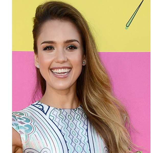 Maquillaje de nudes visto en Jessica Alba en los Kids Choice Awards 
