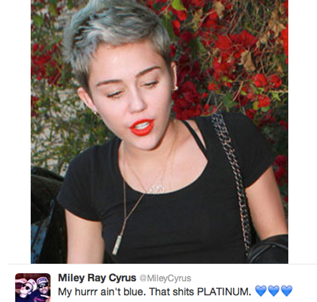 Miley Cyrus se atreve con otro cambio de look y se pone el pelo platino con reflejos azules 