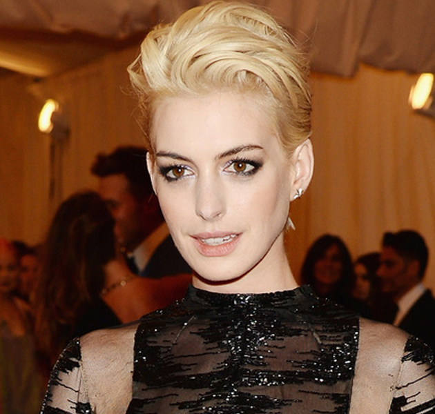 Anne Hathaway sorprende en la Gala del Met con su pelo rubio 