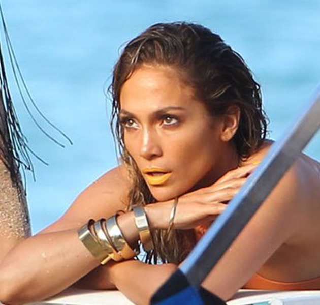 Jennifer López con labios amarillos en el clip Live it Up 