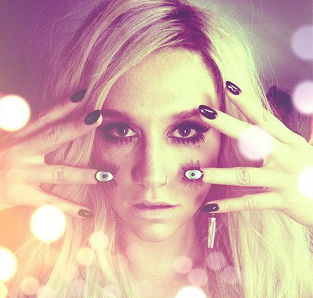 Kesha se atreve con la manicura de ojos ¡aprende a hacerla! 