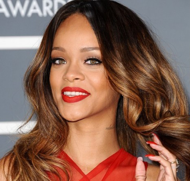 Más detalles de Rihanna y su labial Riri Woo para MAC 