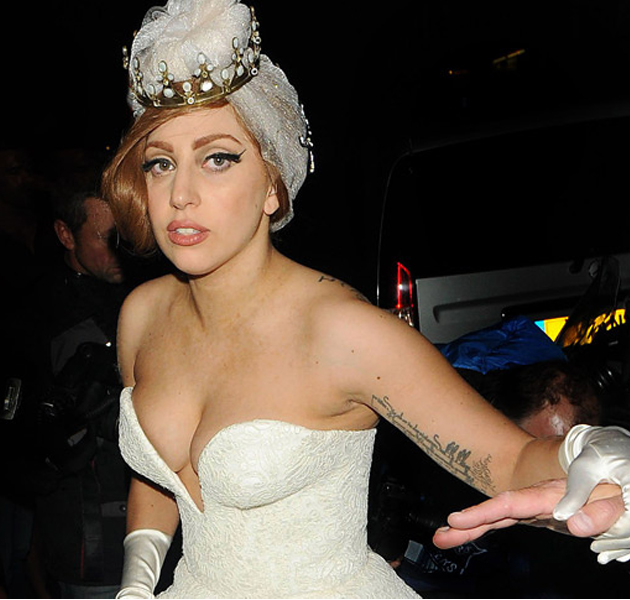 Lady Gaga le regala a su novio una mochila de 50.000 euros 