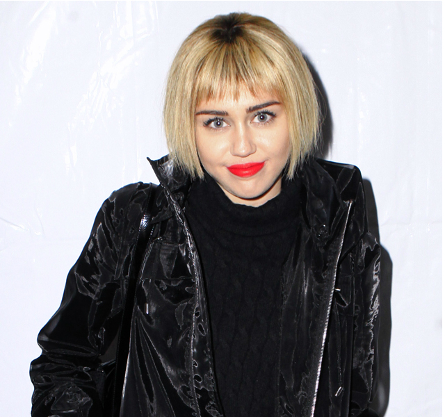 Miley Cyrus luce melena, en su nuevo look