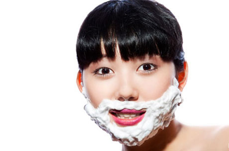 Japonesas afeitandose la cara