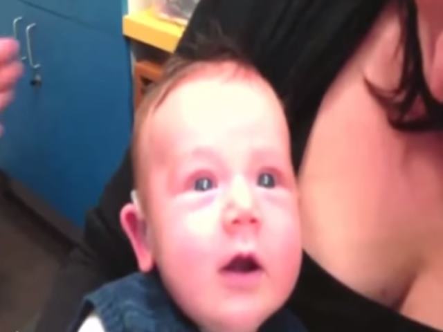 El vídeo del bebé que oye por primera vez arrasa en internet