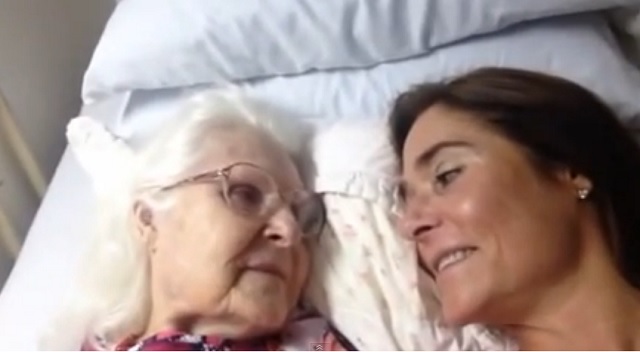 Rompe en lágrimas con el vídeo de una mujer con Alzheimer cuando reconoce a su hija