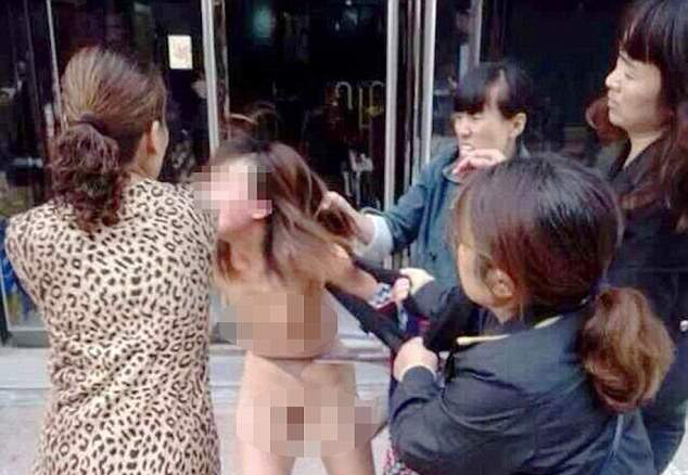 Mujeres chinas atacan en plena calle a las amantes de sus maridos
