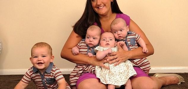 Una mujer tiene cuatro hijos en nueve meses 