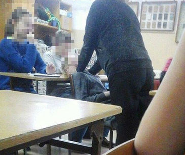 profesora intenta estrangular a un alumno