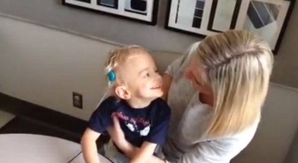 Así reacciona un bebé sordo cuando escucha a su madre por primera vez