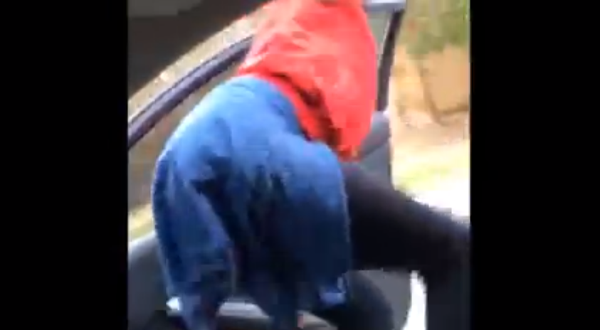 cae del coche mientras hace twerking