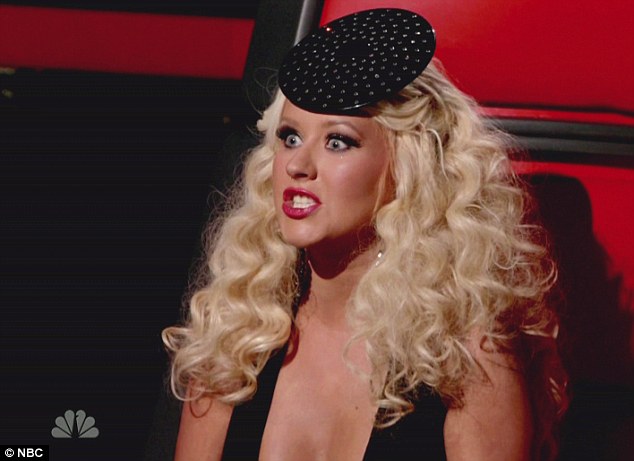 Christina Aguilera agrede a Mickey Mouse
