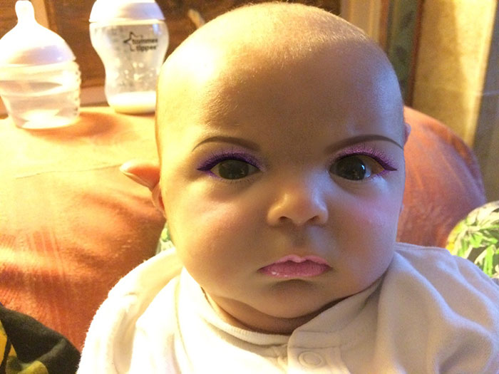 bebé de un mes maquillado