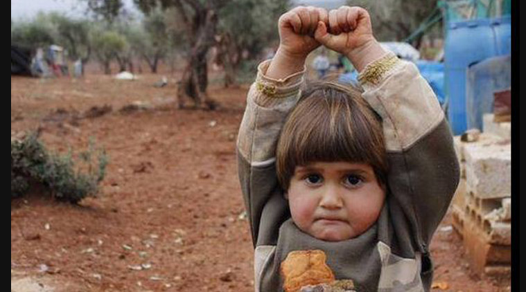 niña siria piensa que la cámara es un arma