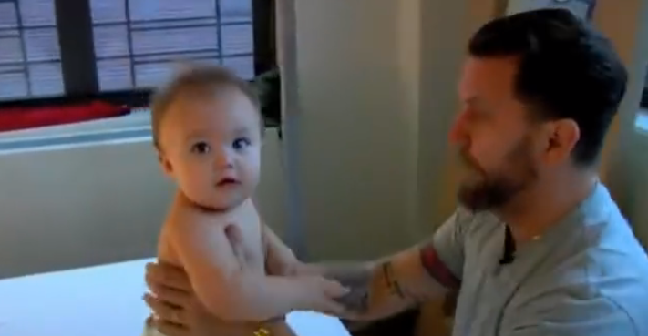 vídeo del padre que lucha con su bebé