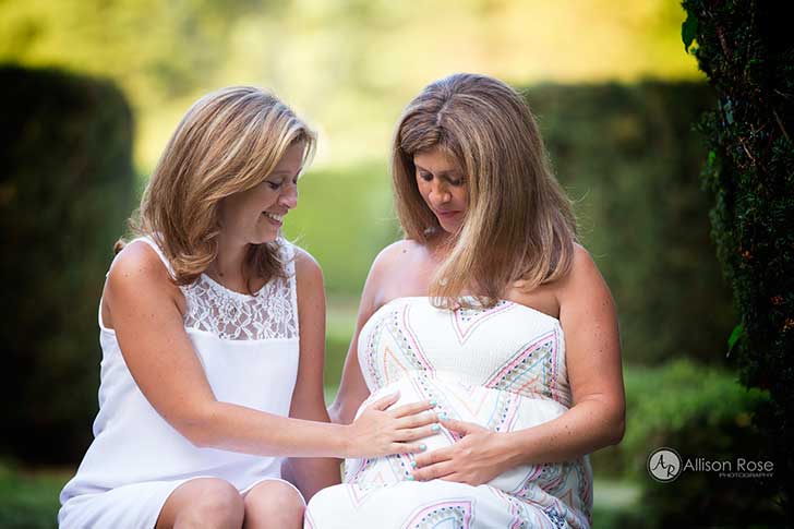 embarazada para dar el bebe a su hermana gemela