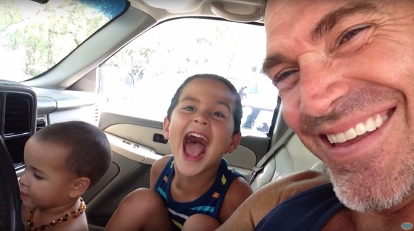 reaccion de un padre por el juguete de su hijo