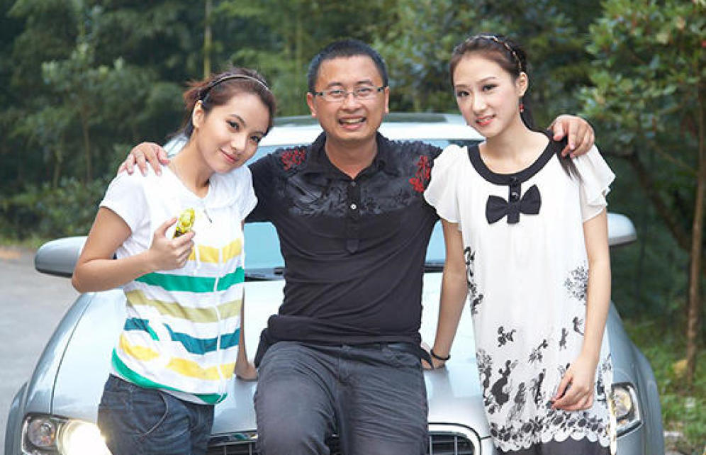Dongguan China hombres tienen tres novias