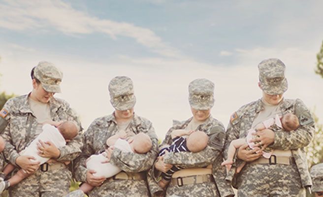La imagen que fomenta la lactancia en el ejército da la vuelta al mundo