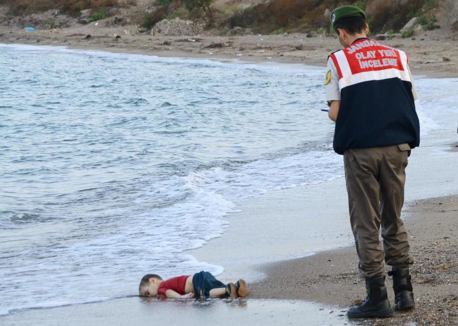 niño sirio muerto en la playa