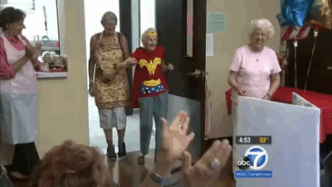 anciana 103 años cumpleaños wonder woman