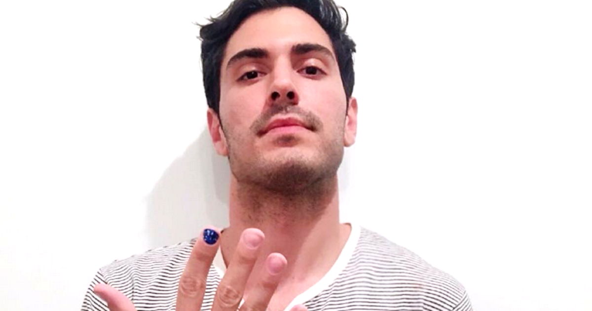 campaña hombres con uñas pintadas