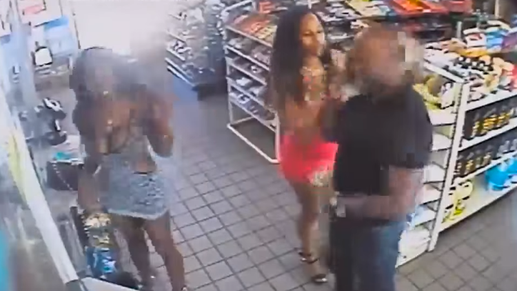 Dos mujeres abusan sexualmente de un hombre en un supermercado