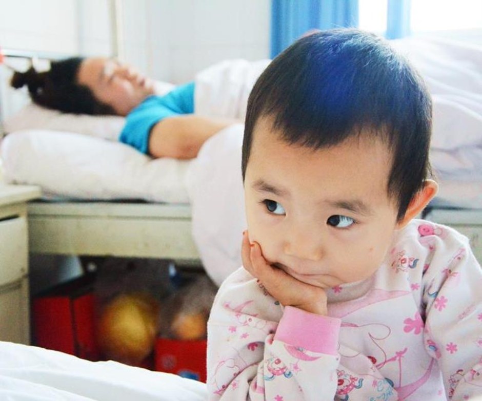 niña cuida de su madre en el hospital