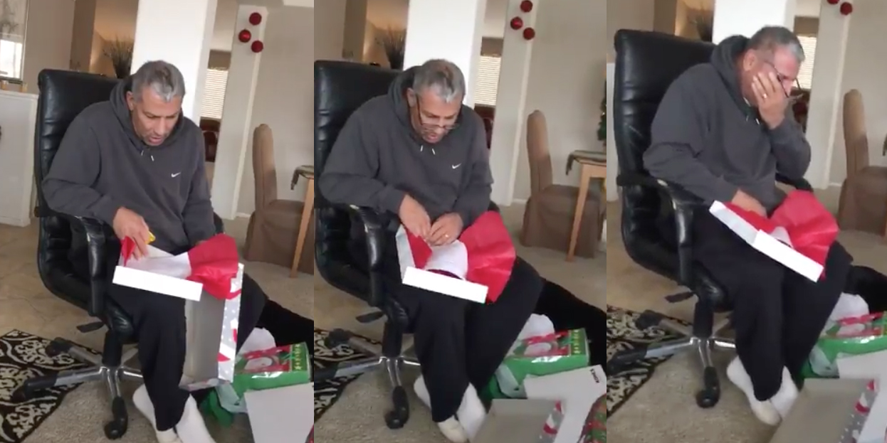 padre abriendo regalo navidad