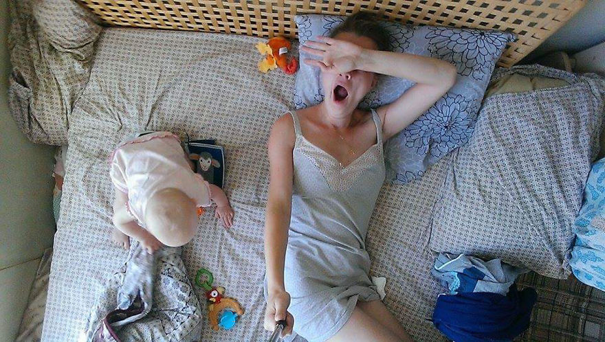 Esta madre usa un palo selfie para documentar su maternidad