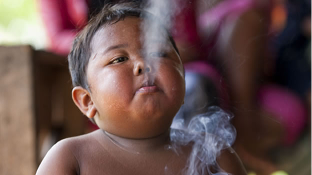 Así es en la actualidad el bebé que fumaba 40 cigarrillos diarios a los 2 años