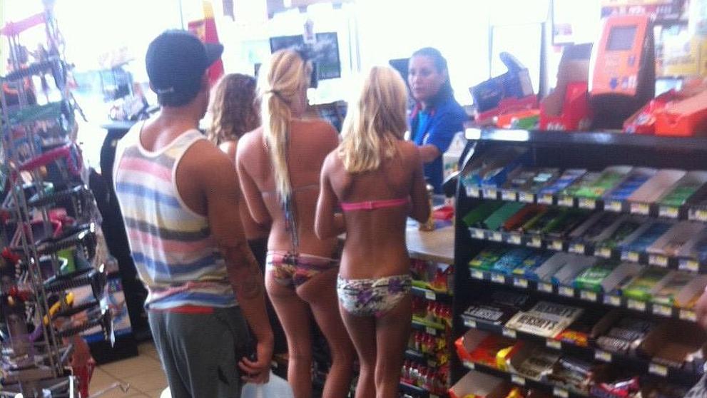 ¿Por qué se ha hecho viral la foto de 3 chicas en una gasolinera?