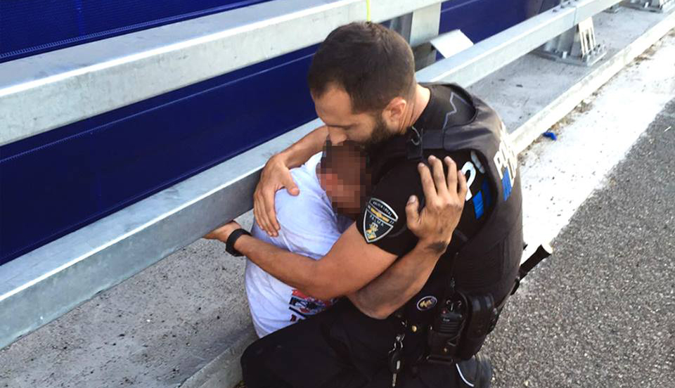policia abraza a un hombre