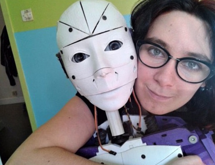 Esta mujer está enamorada de un robot y quiere casarse con él