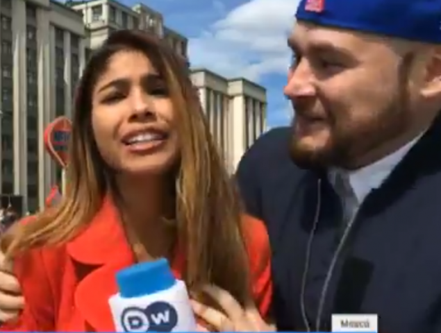 Una reportera que retransmitía el Mundial es acosada sexualmente en directo