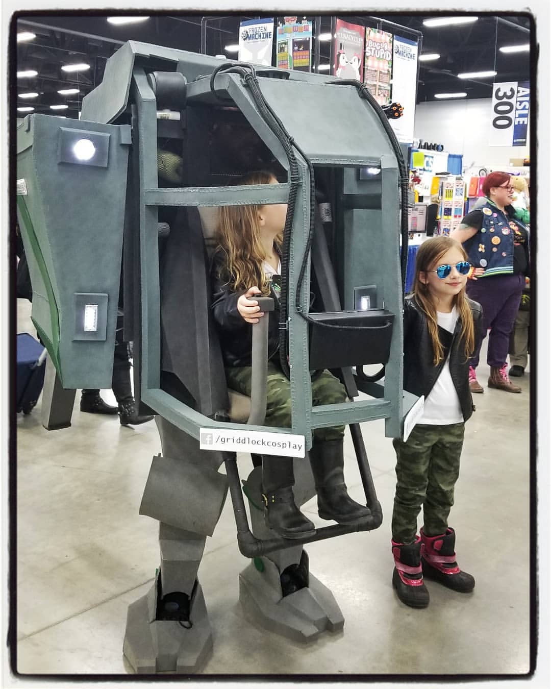Un padre disfraza a sus hijas de robot gigante