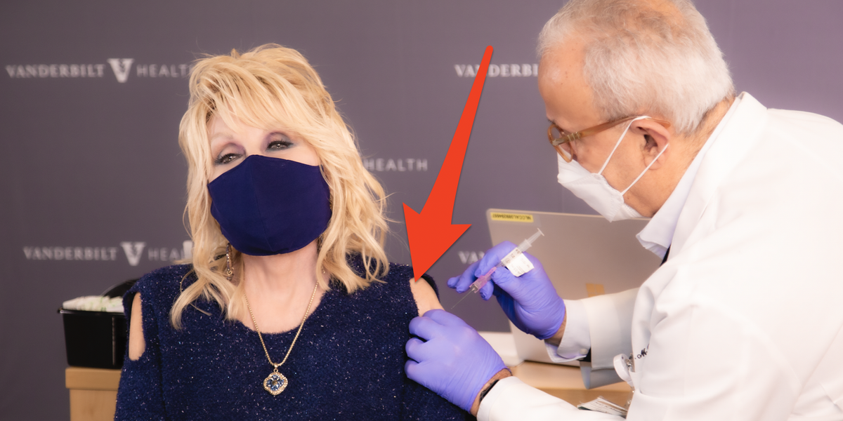Dolly Parton aportó estilo y sustancia a su cita con la vacuna COVID-19 llevando un jersey con recortes