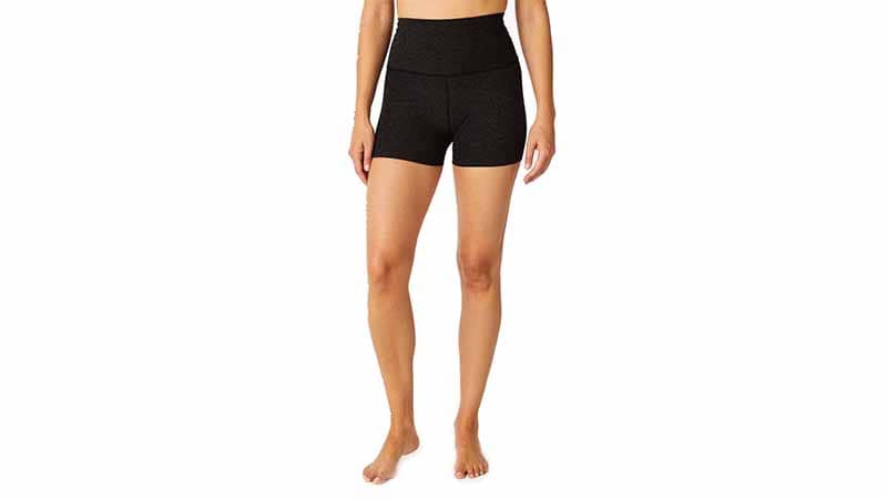 30 Pantalones cortos de yoga más cómodos para mujeres