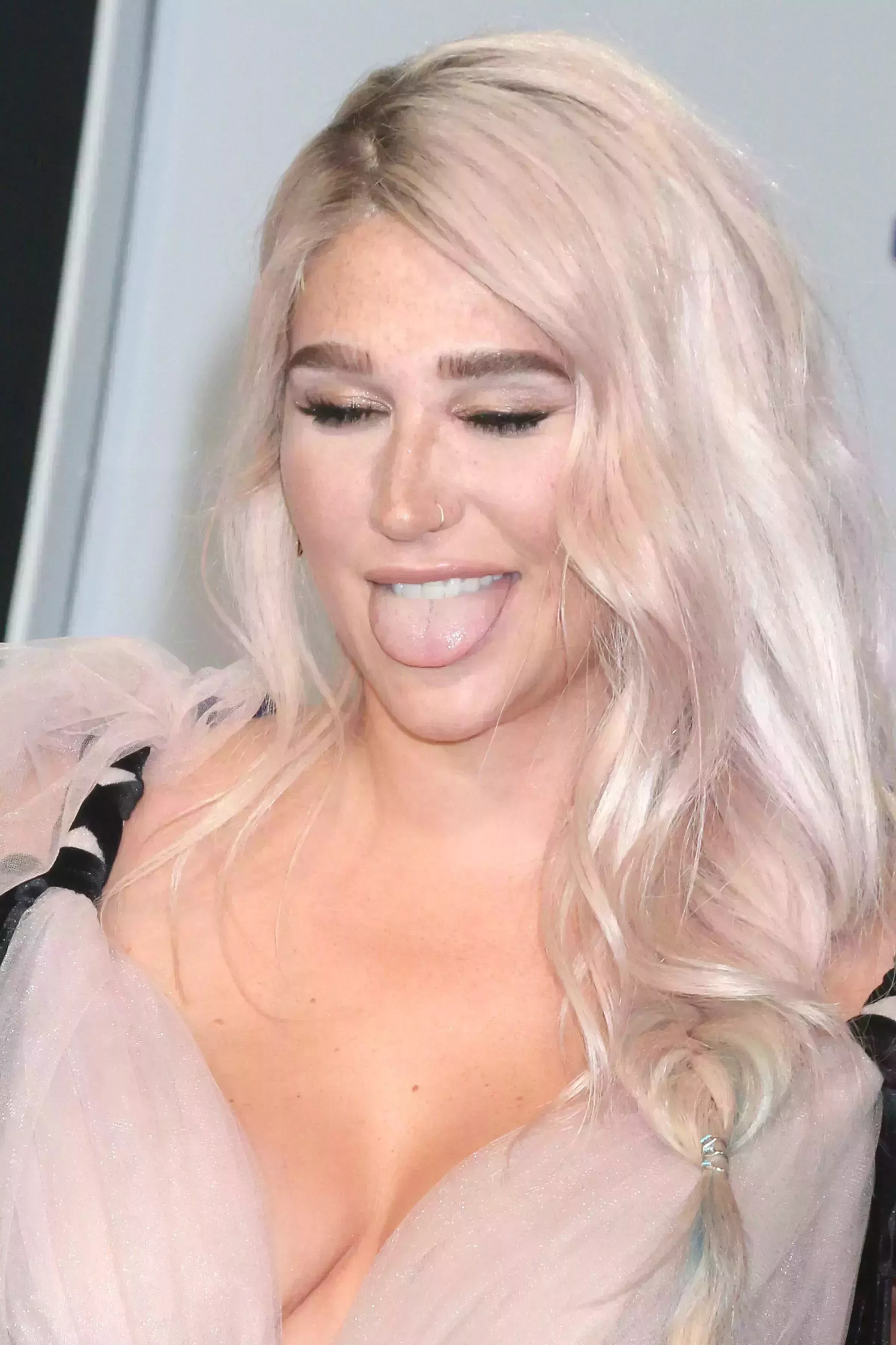 Kesha’s Platinum Blonde Hair with Faint Pink Highlights