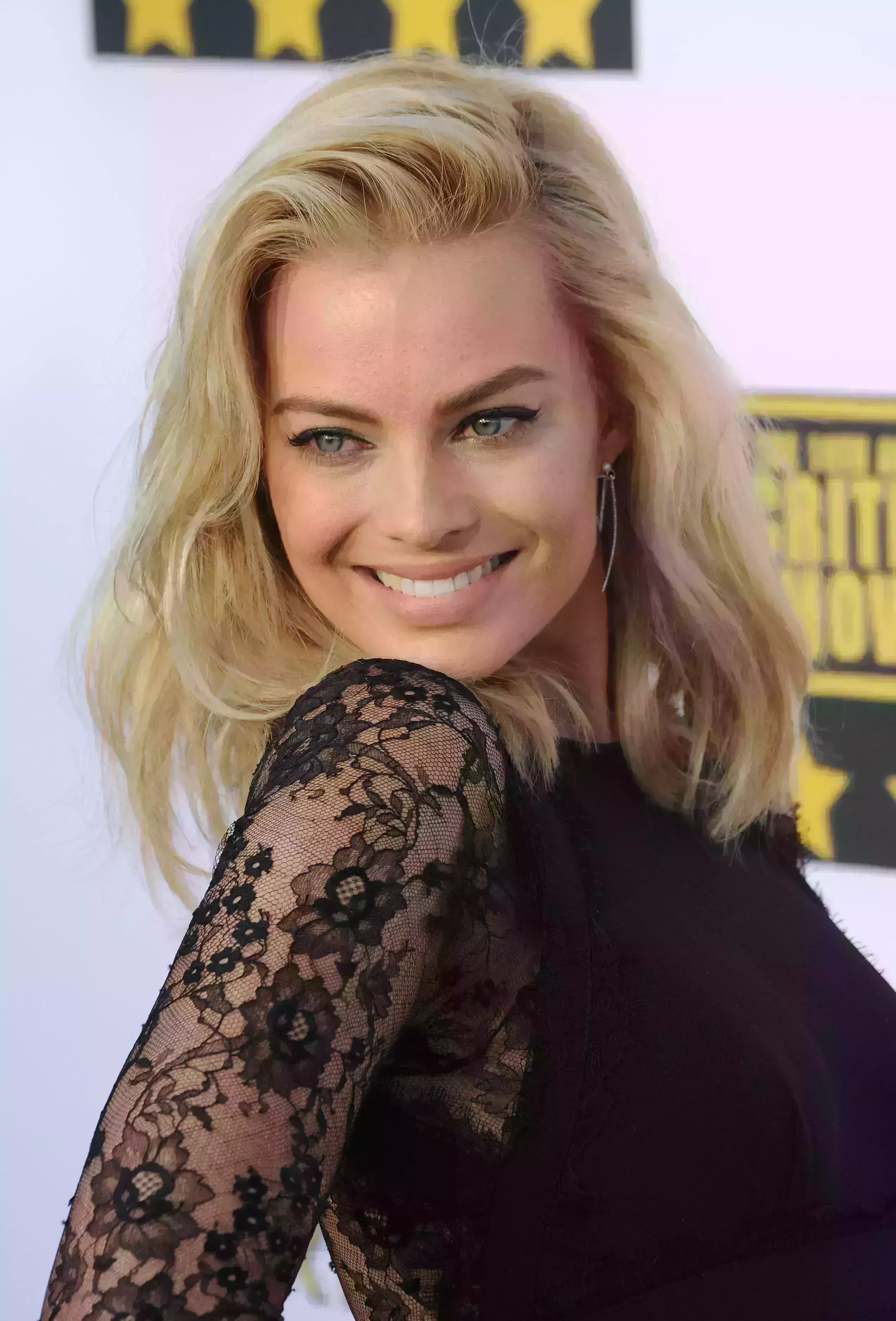Margot Robbie’s Side Parted Long Bob